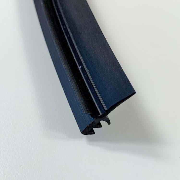 Tætningsliste til midtersamling i skydedøre (C)