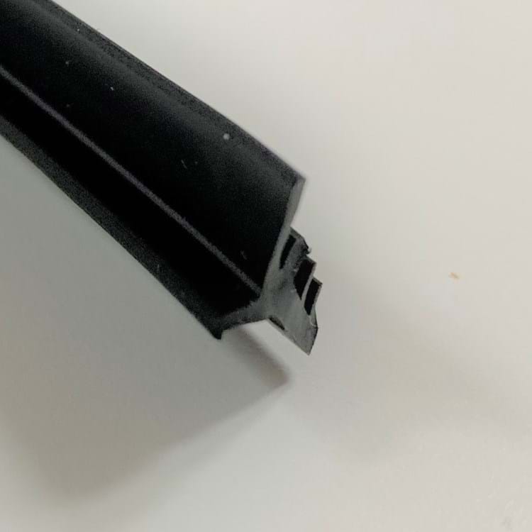 Tætningsliste til midtersamling i skydedøre (A)